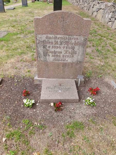 Grave number: M3 B    11, 12