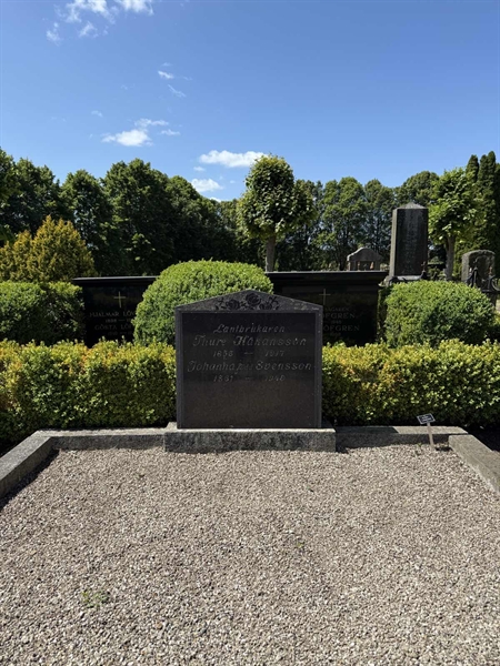 Grave number: TR 4 1   104