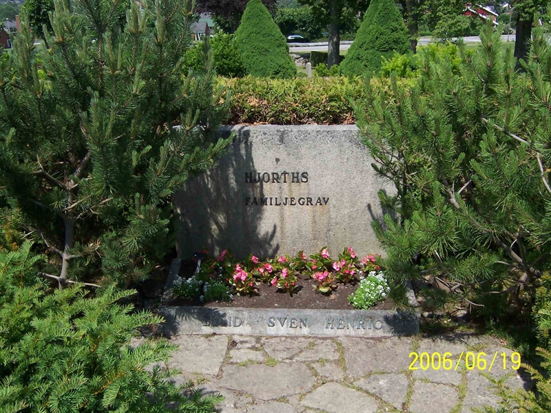 Grave number: 1 1 B   105, 106, 107