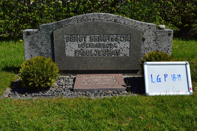 Grave number: LG P    18, 19