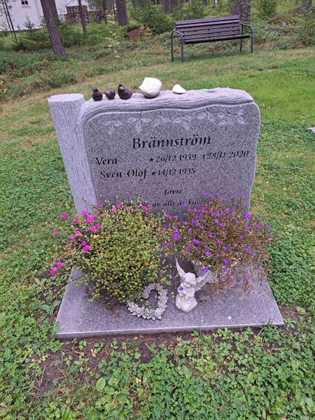Grave number: 2 N  2711