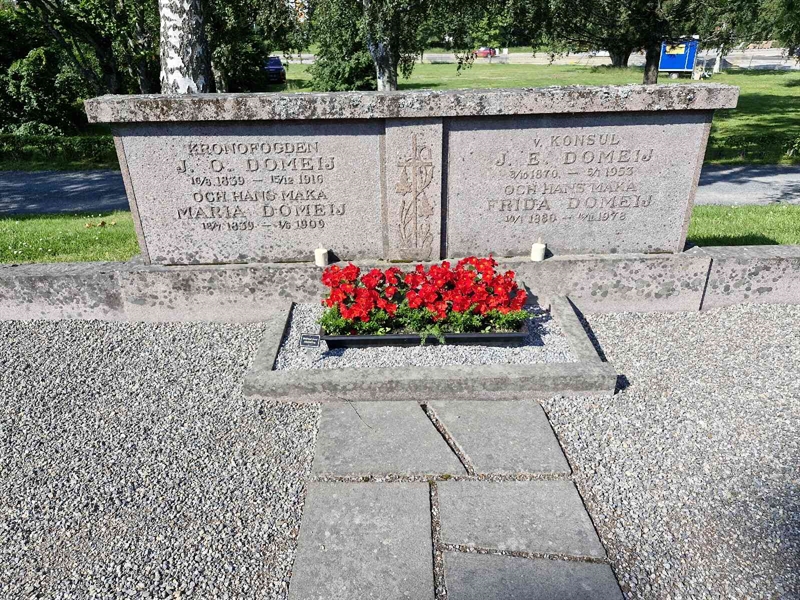 Hautatunnus: 1 VÄSTR 25, 26A