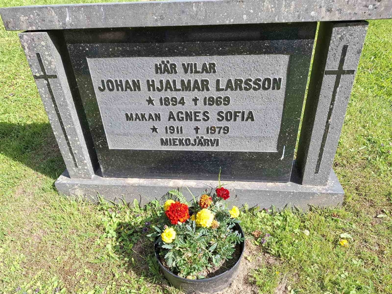 Grave number: 001 2   731