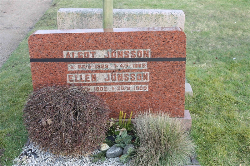 Grave number: ÖKK 5    27, 28