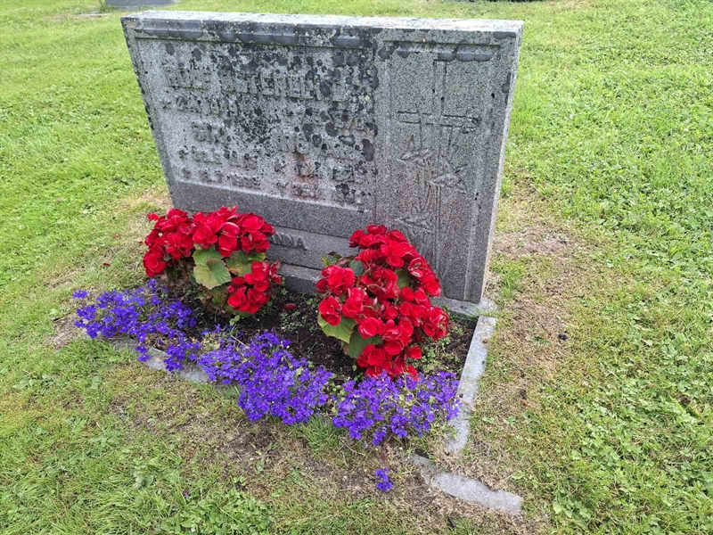 Grave number: 001 2   981