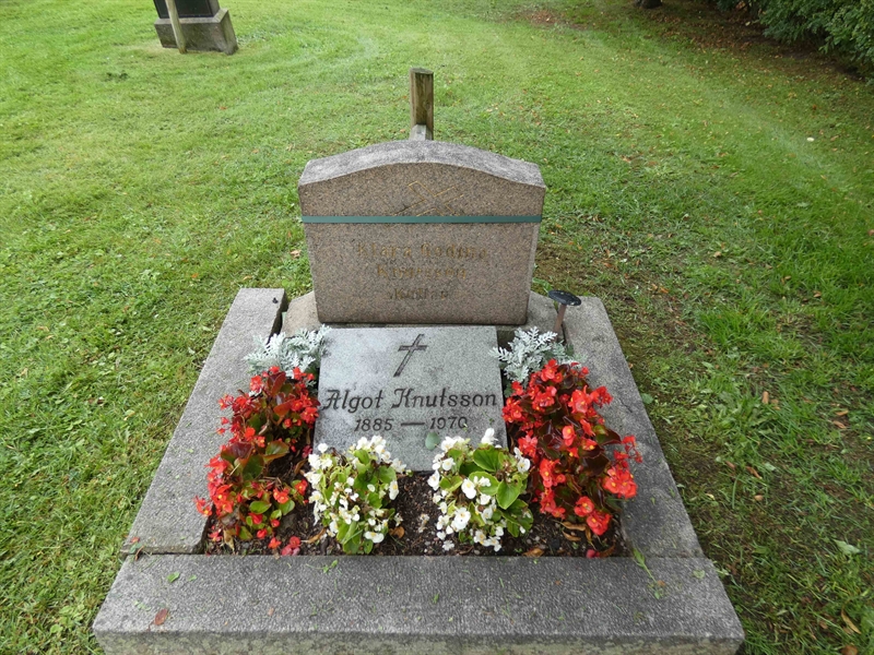 Grave number: TÖ 6   451