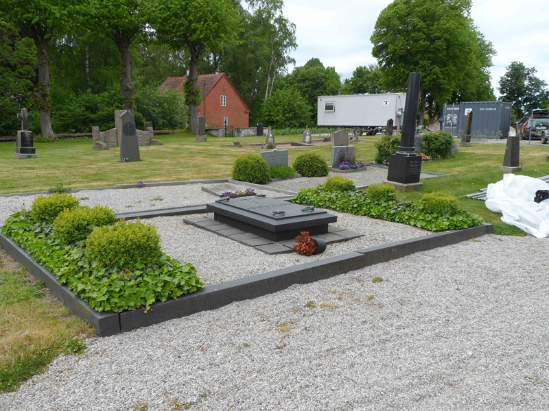 Grave number: ÖH B   105, 106, 107
