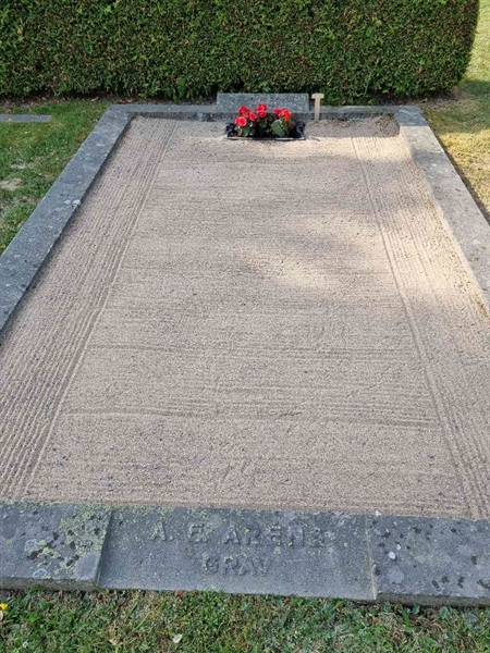 Grave number: 1 05   22