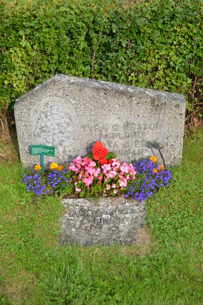 Grave number: 1 J   310