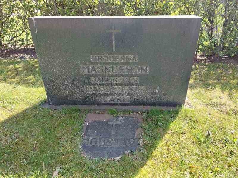 Grave number: HÖ 4    3, 4, 5