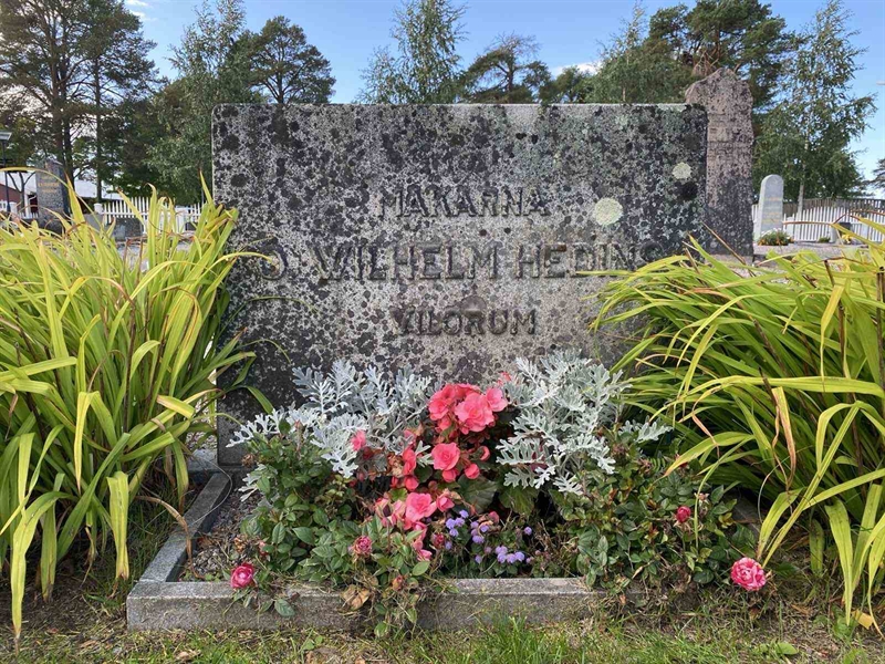Grave number: 2 06   121