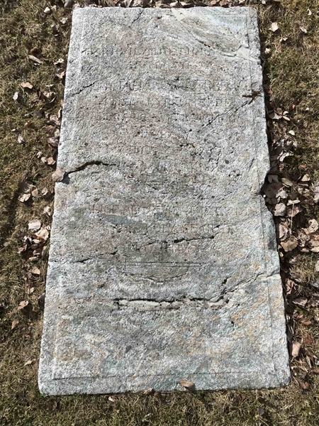 Grave number: UR R2     4