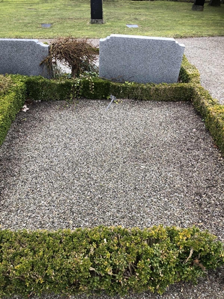 Grave number: FR 5    16, 17