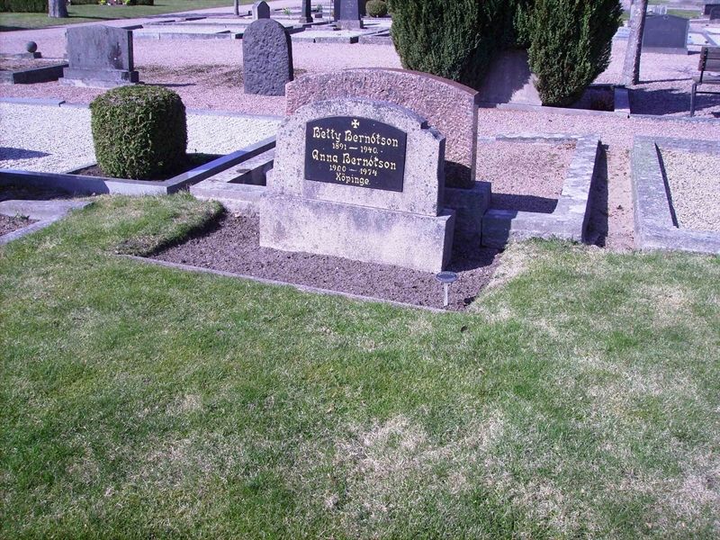 Grave number: LM 3 28  013