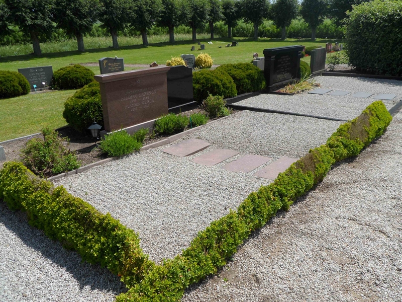 Grave number: ÖV G    10, 11, 12