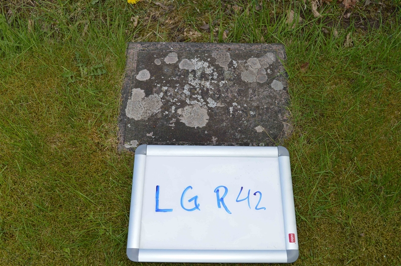Grave number: LG R    42