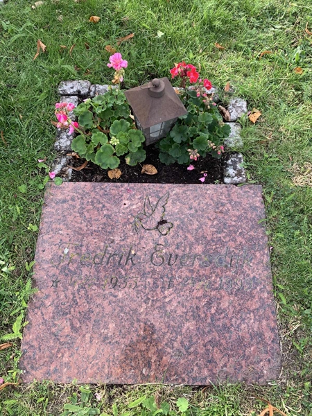 Grave number: NÅ 15   105, 106