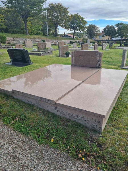 Grave number: F 04   109, 110