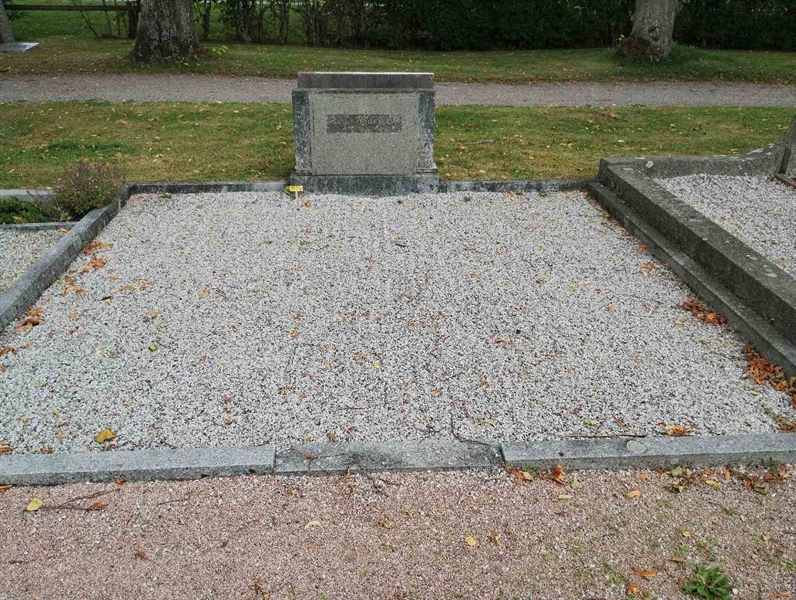 Grave number: NÅ 05 32, 33