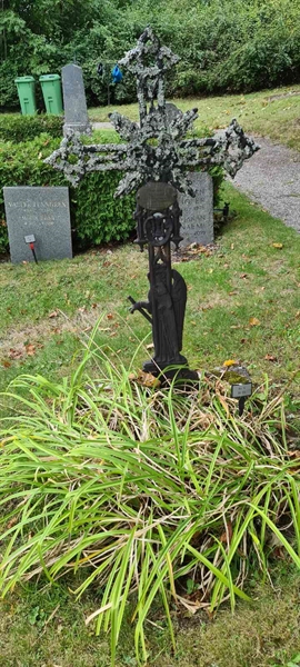 Grave number: M V   82, 83