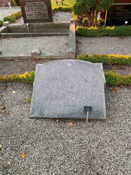 Grave number: KN H     16, 17