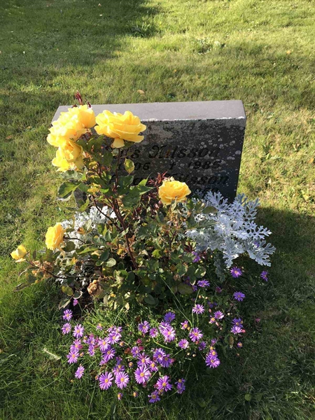 Grave number: ÅR B   142, 143