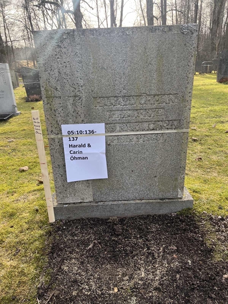 Hautatunnus: 05 10   136-137