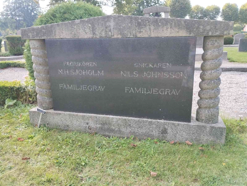 Grave number: NÅ 12   112, 113, 114, 115, 116, 117