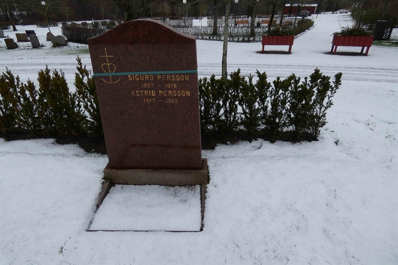 Grave number: TR 3   182