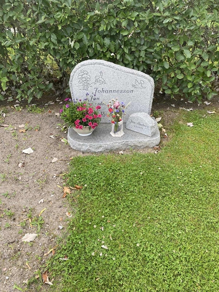 Grave number: N 005  0105, 0106