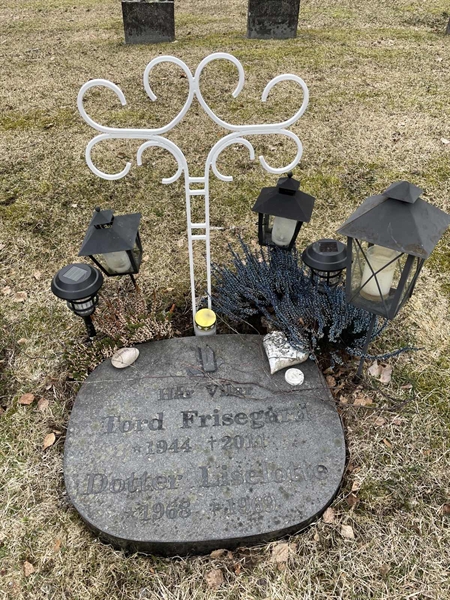 Grave number: R 2   142-E