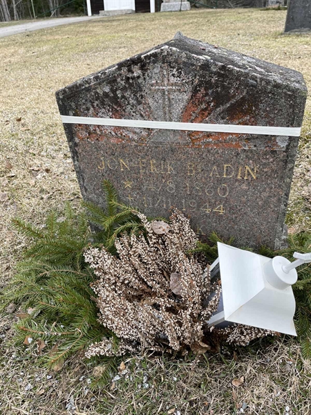 Grave number: R 2    83-E