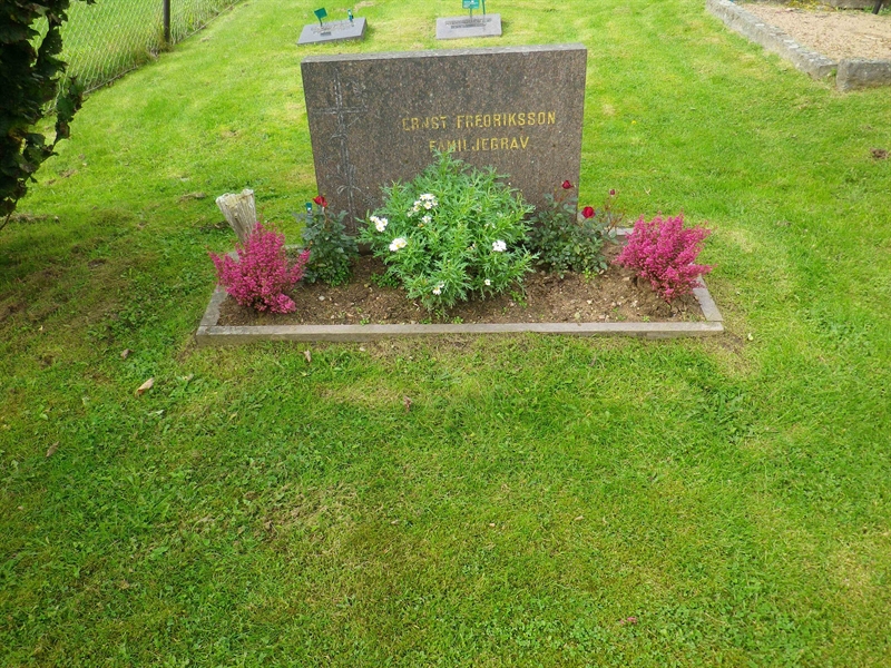 Grave number: VI J    70, 71