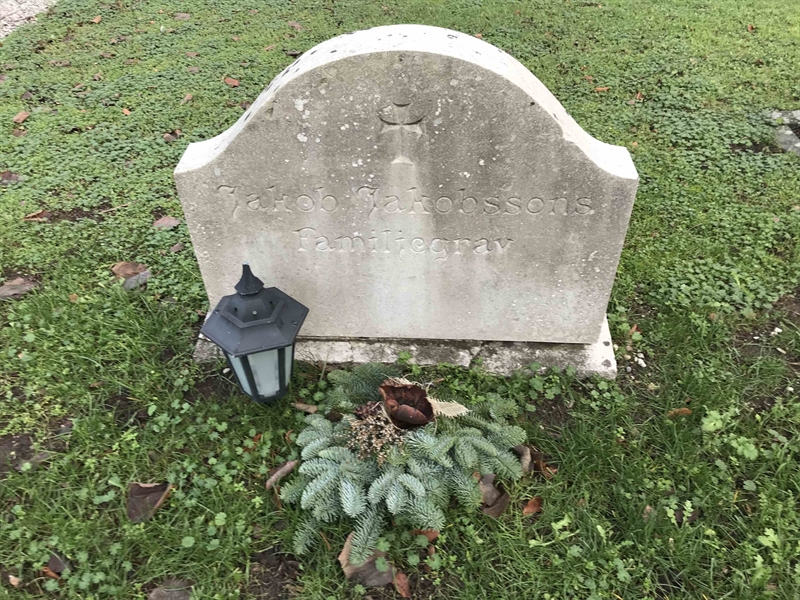 Grave number: L B    72