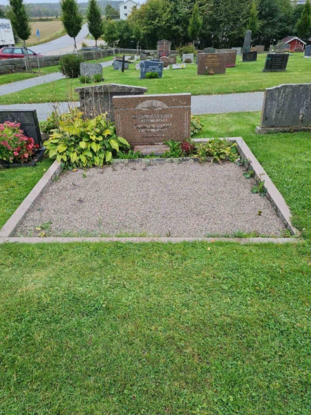 Grave number: KN 02   483, 484