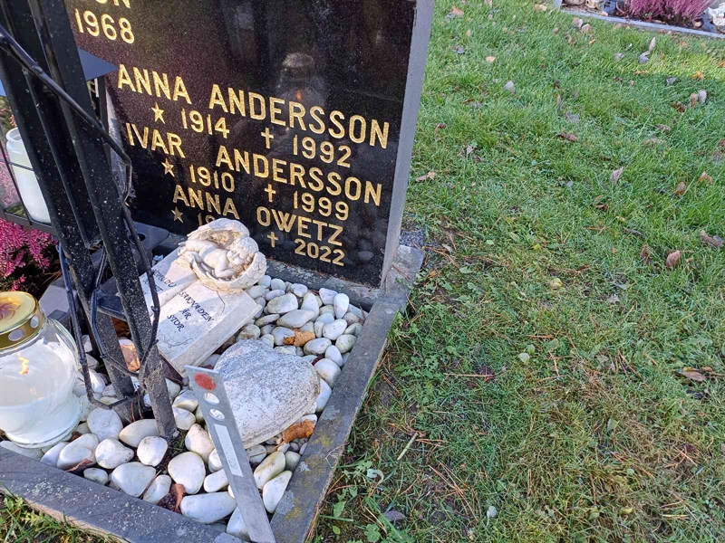 Grave number: JÄ 1 B 3727, 3728, 3729