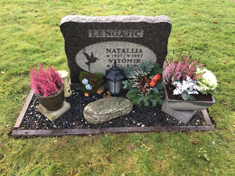 Grave number: LM 4 501  031, 032