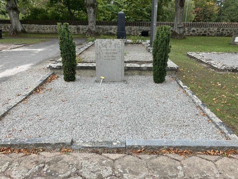 Grave number: NÅ 04   106, 108