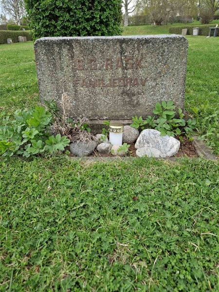 Grave number: 501 10 1452-1454