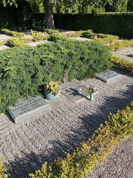 Grave number: NK E 131-133