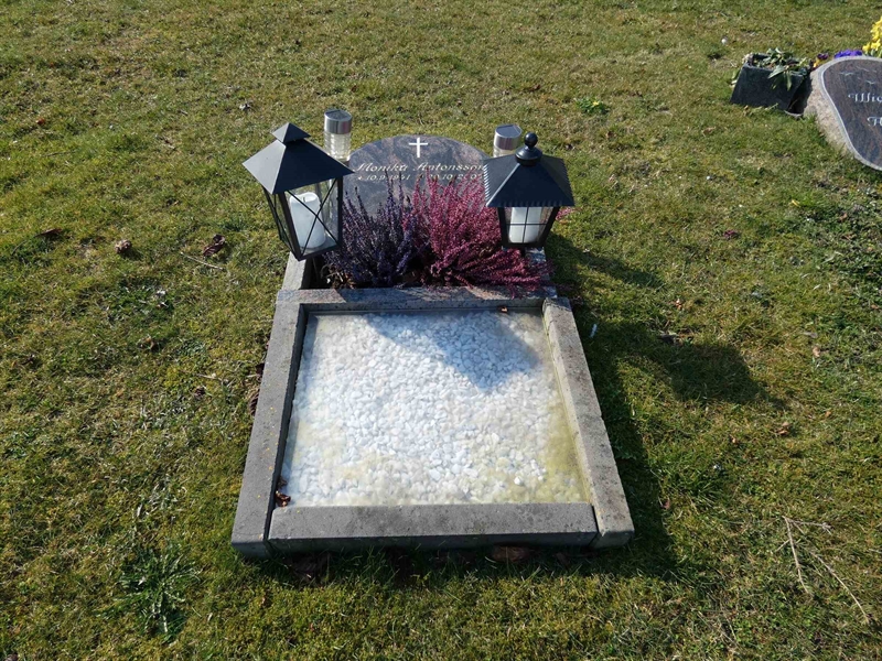 Grave number: EL 1   701