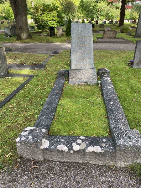 Hautatunnus: 1 C    83