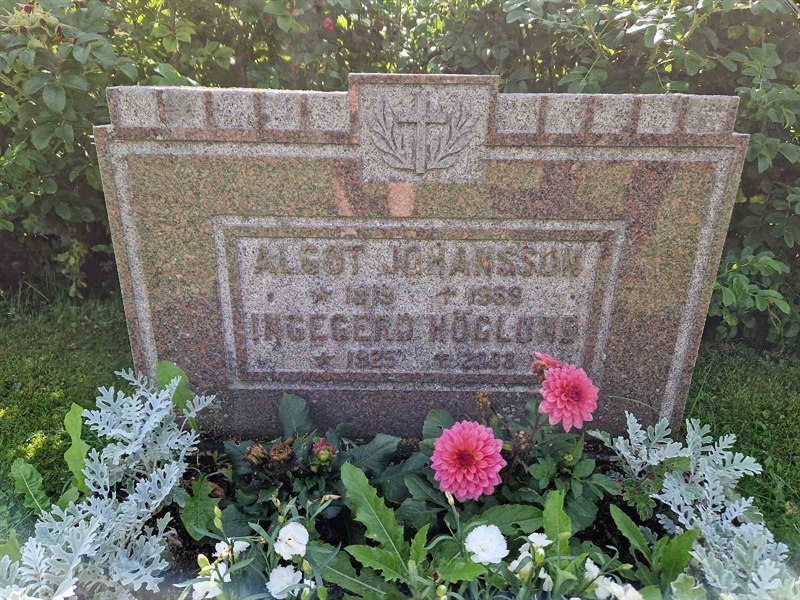 Grave number: 451 17 85