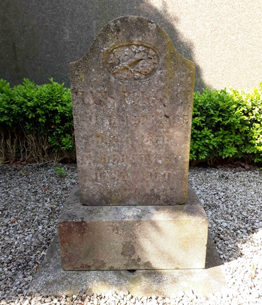 Grave number: LB B 008-015