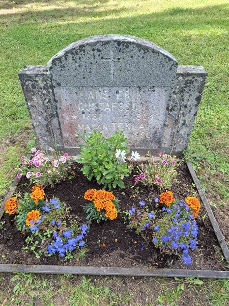 Grave number: 001 2   667