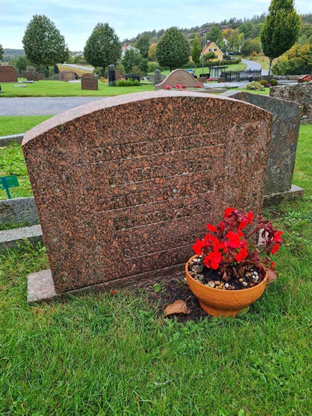 Grave number: KG 08   330, 331