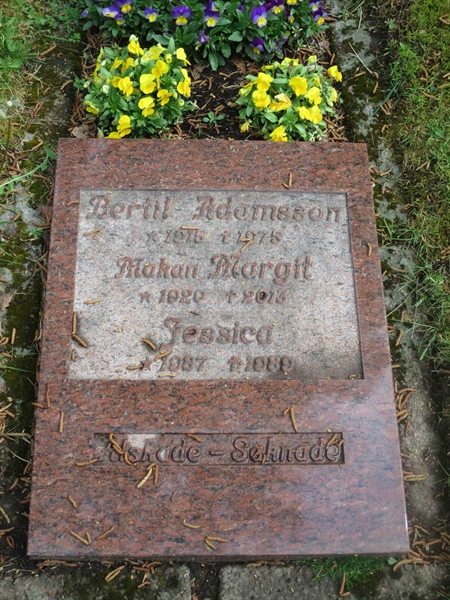 Grave number: HÖB N.UR    25