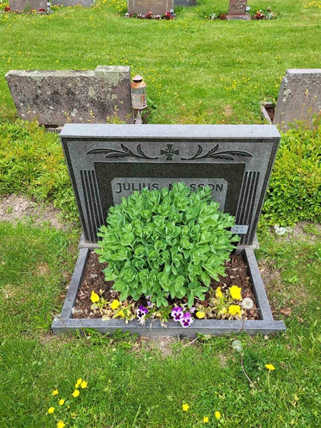 Grave number: kö 01 15   136-137