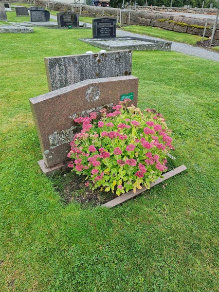 Grave number: KN 02   468, 469