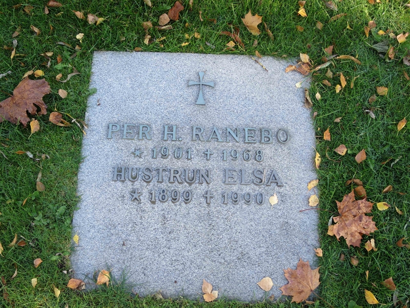 Grave number: HÖB 52    43